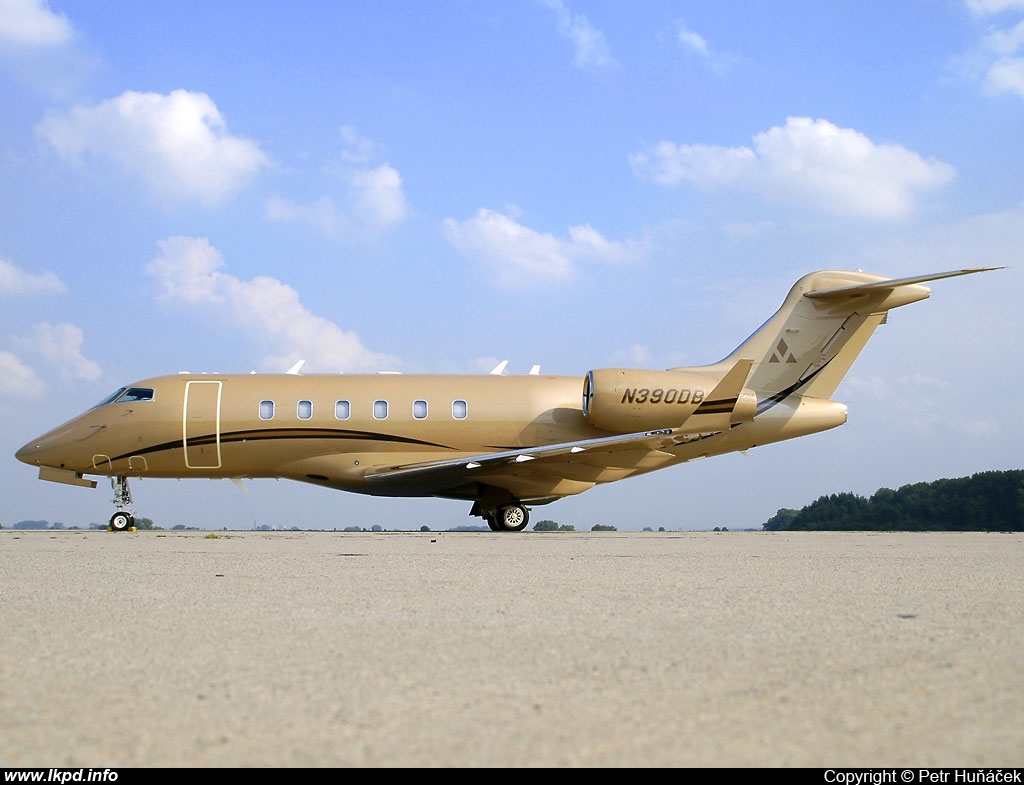 Vektra Aviation – Bombardier BD-100-1A10 Challenger 300 N390DB