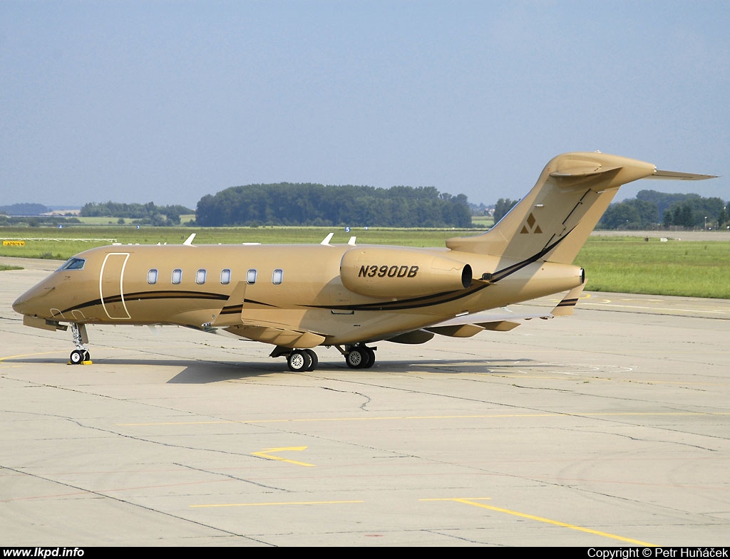 Vektra Aviation – Bombardier BD-100-1A10 Challenger 300 N390DB