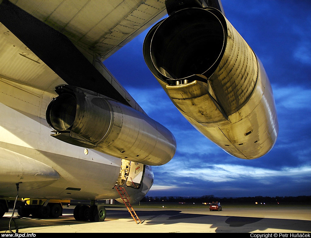 East Wing – Iljuin IL-76TD UN-76006