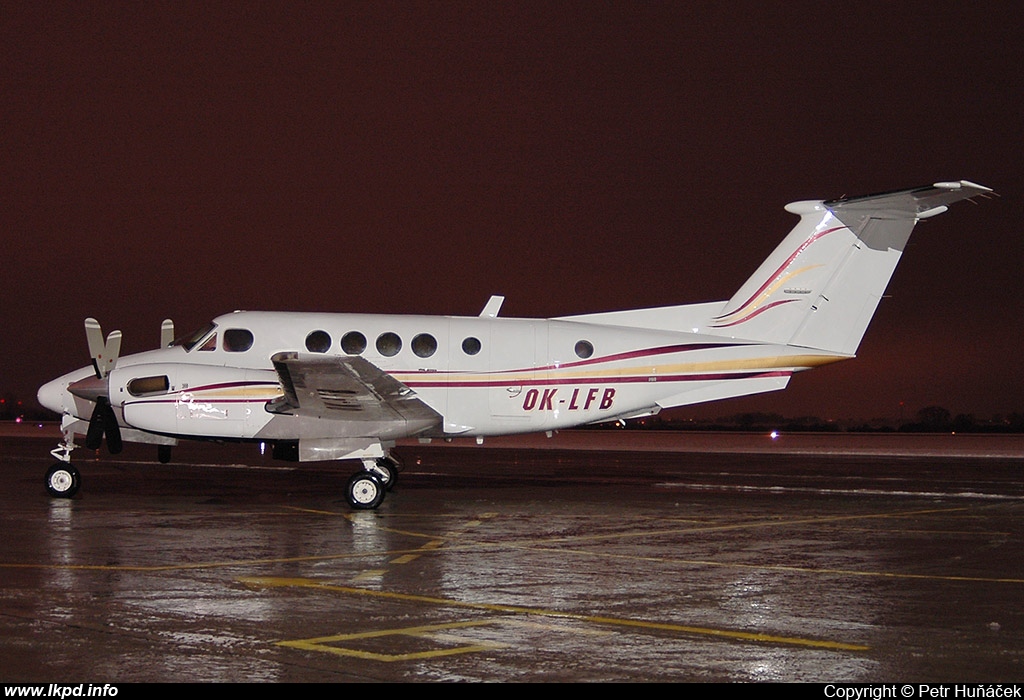 Let's Fly – Beech 200C OK-LFB