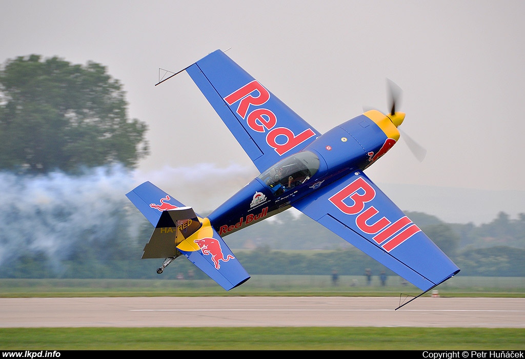 The Flying Bulls – Extra 300/S HA-RED