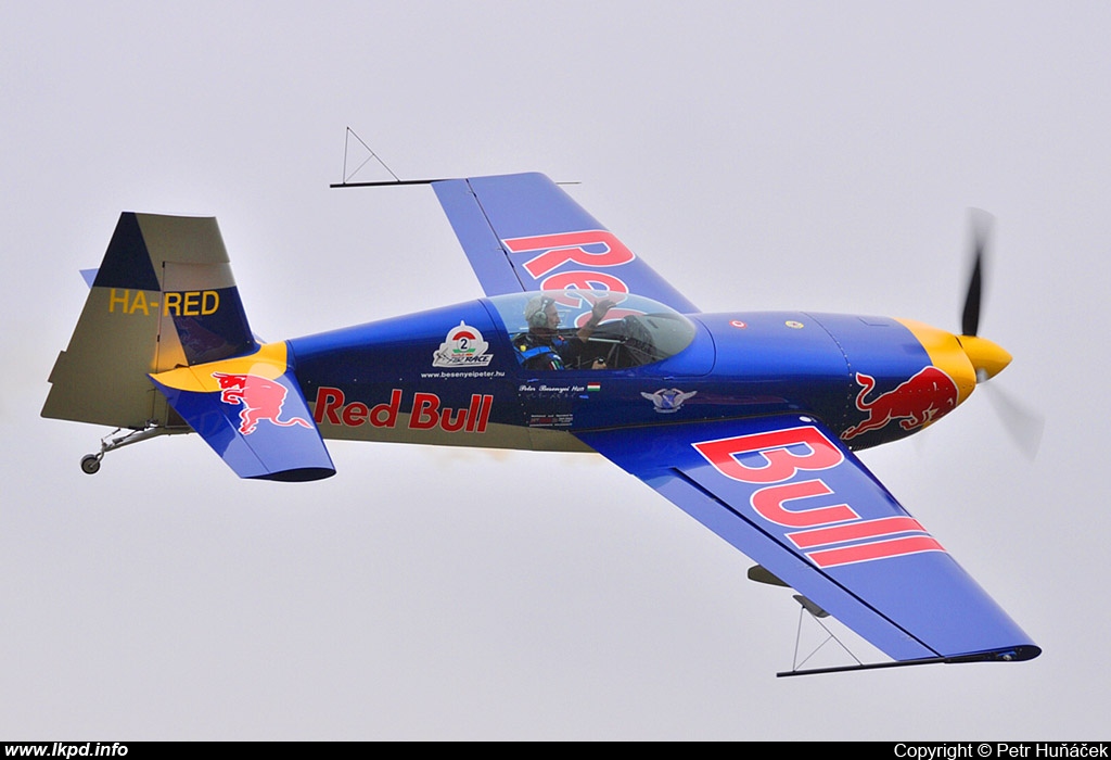 The Flying Bulls – Extra 300/S HA-RED