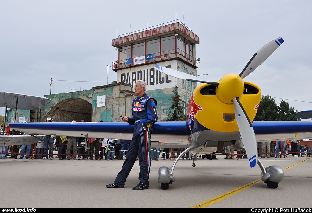 The Flying Bulls – Extra 300/S HA-RED