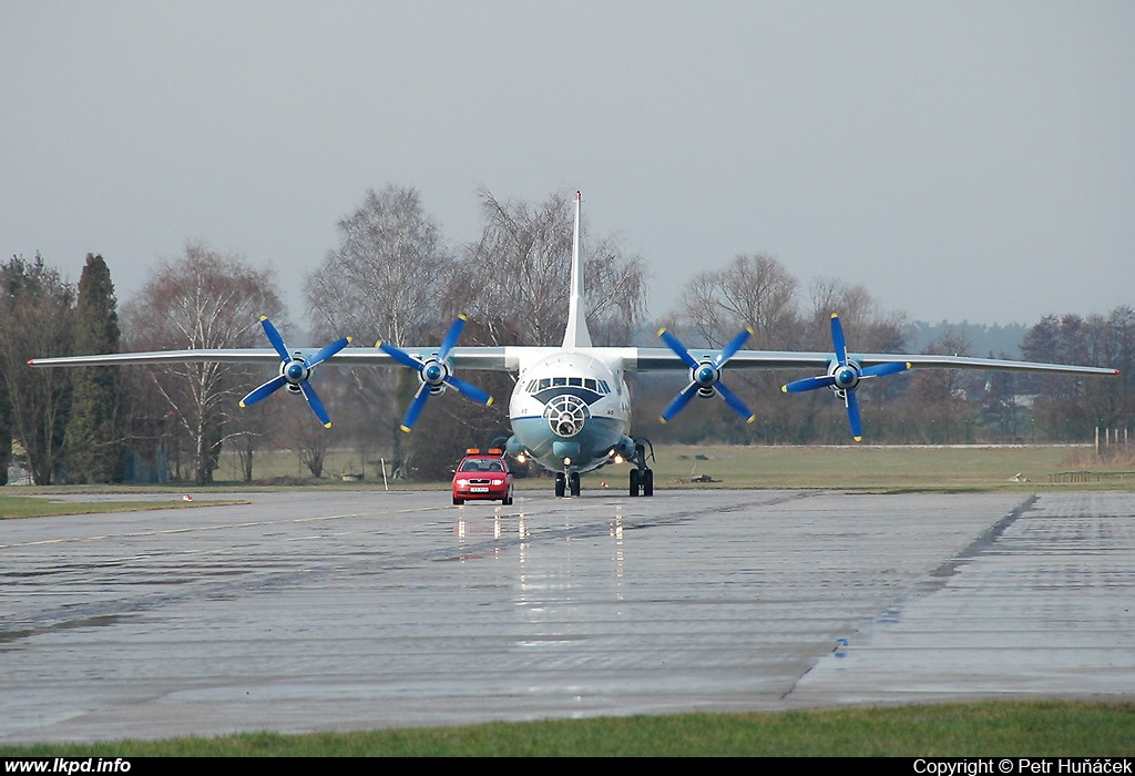 Aerovis Airlines – Antonov AN-12B UR-CEZ