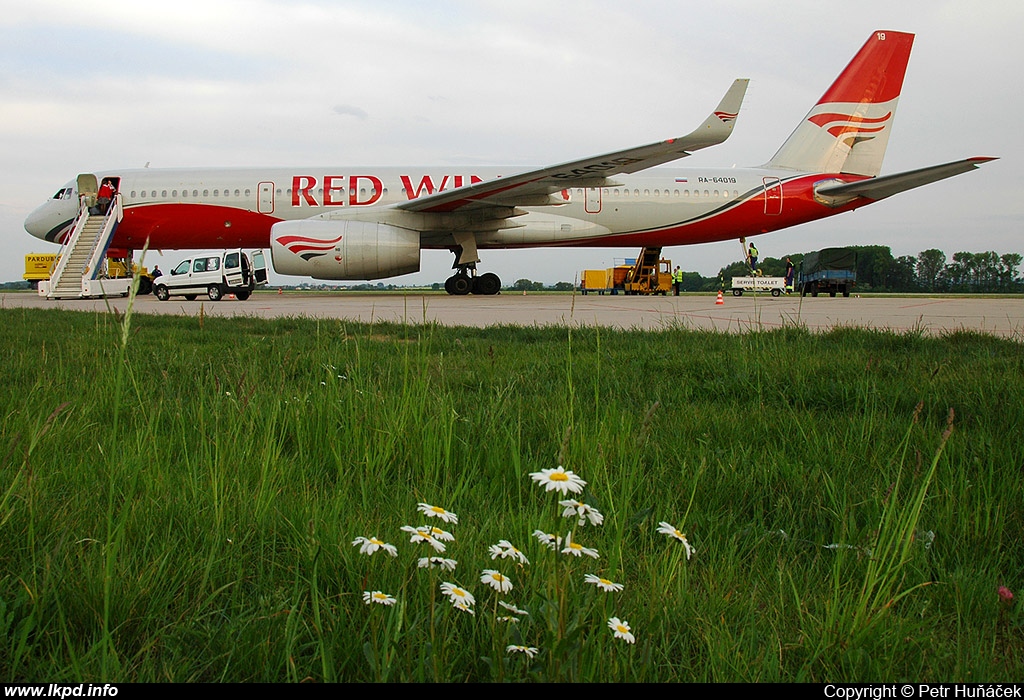 Red Wings – Tupolev TU-204-100 RA-64019