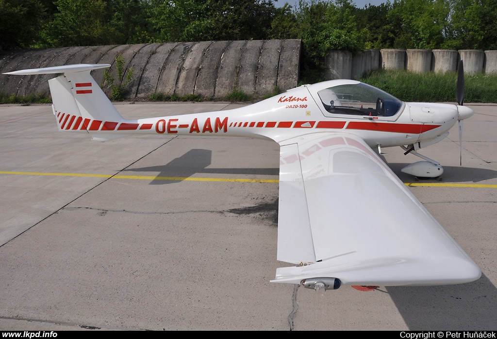 Private/Soukrom – Diamond DA-20-100 Katana OE-AAM