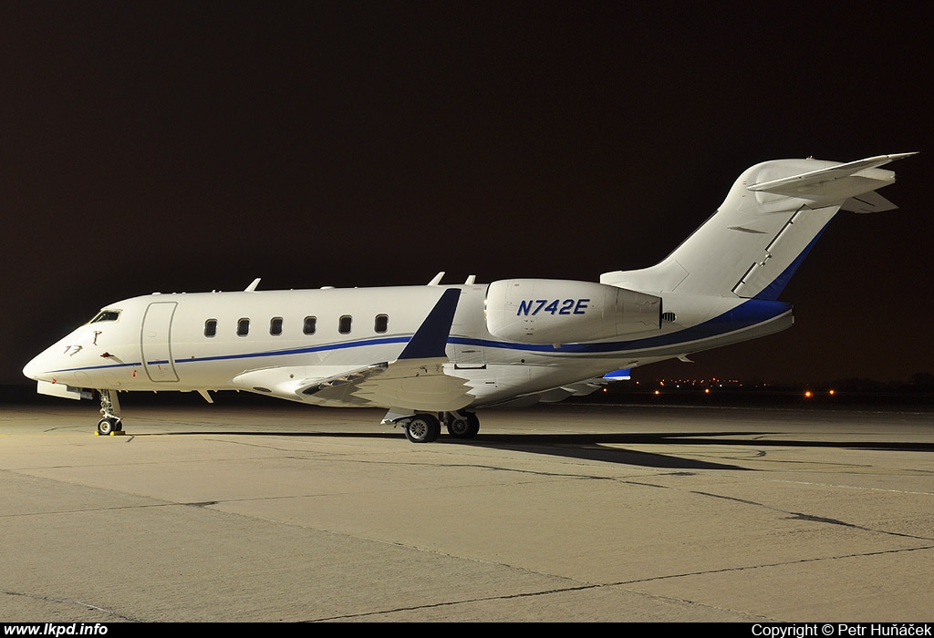 Eaton Leasing – Bombardier BD-100-1A10 Challenger 300 N742E