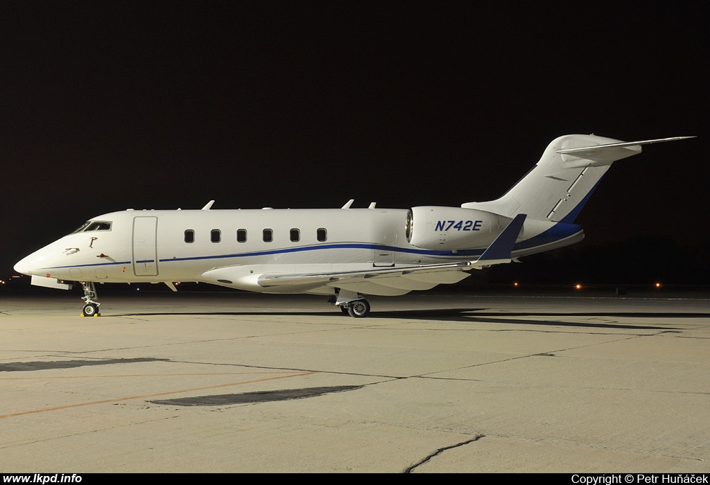 Eaton Leasing – Bombardier BD-100-1A10 Challenger 300 N742E