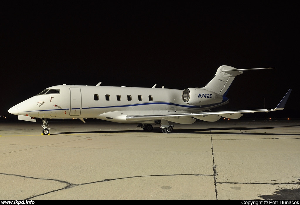 Eaton Leasing – Bombardier BD-100-1A10 Challenger 300 N742E