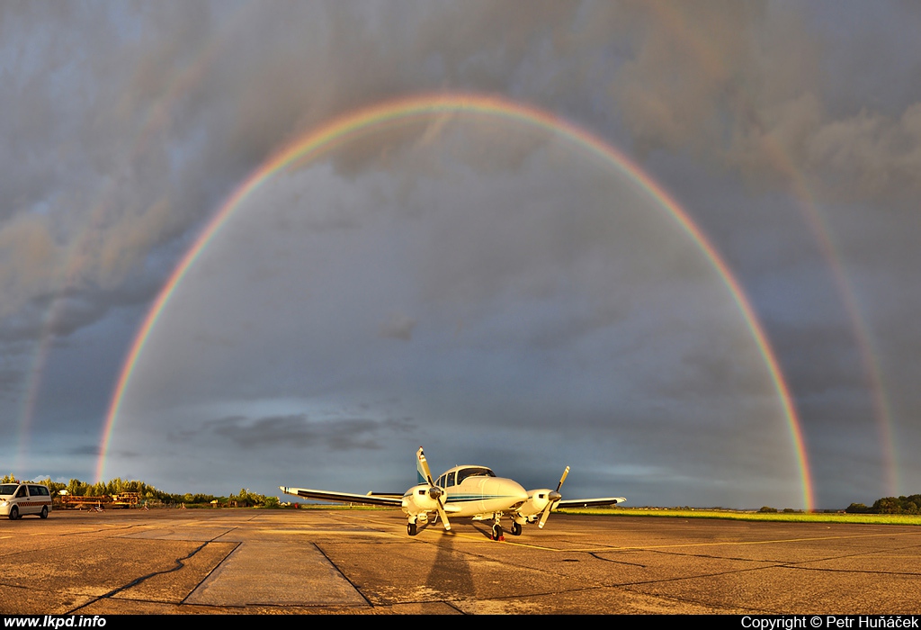 Queen Air – Piper PA-23-250 Aztec F OK-HKS