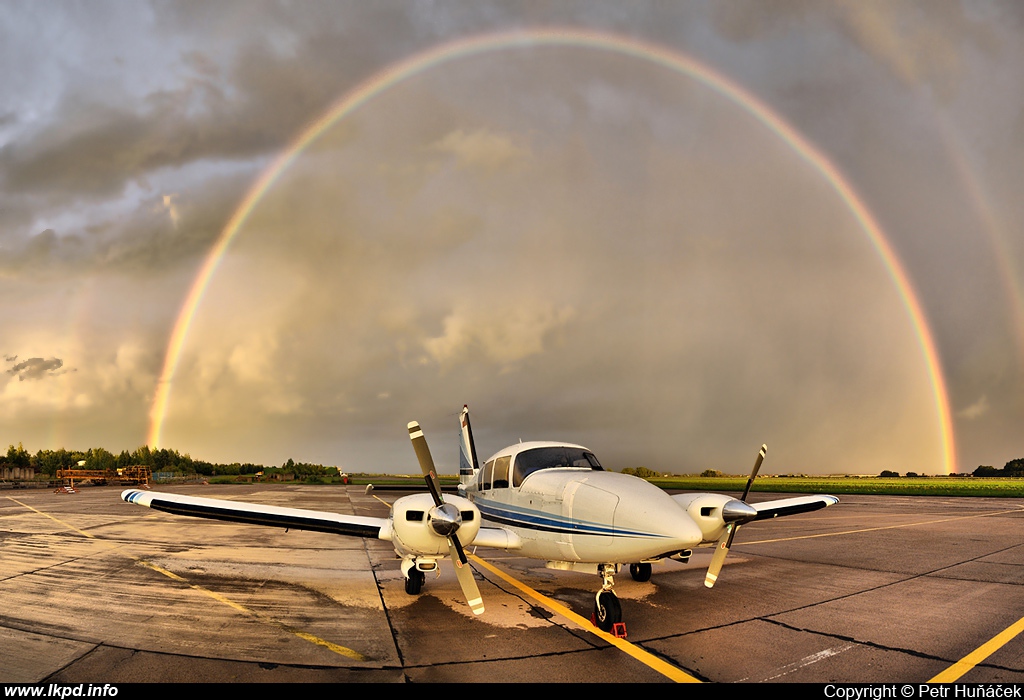 Queen Air – Piper PA-23-250 Aztec F OK-HKS