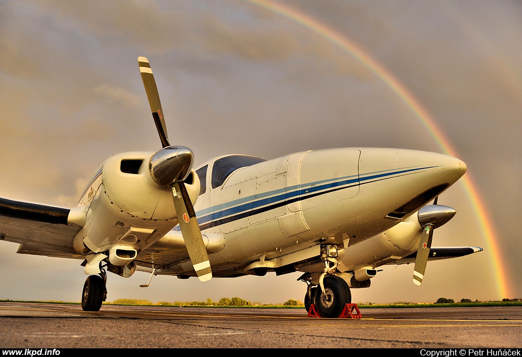 Queen Air – Piper PA-23-250 Aztec F OK-HKS