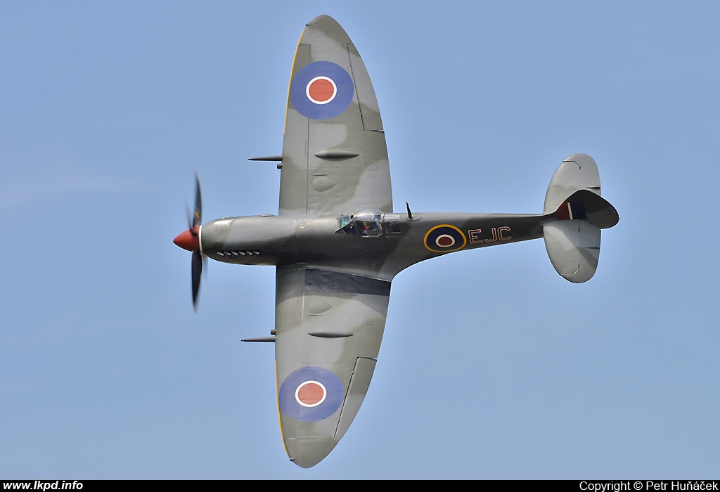 Private/Soukrom – Supermarine 361 Spitfire LF16E G-MXVI