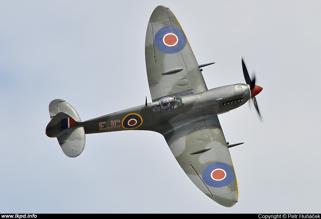 Private/Soukrom – Supermarine 361 Spitfire LF16E G-MXVI