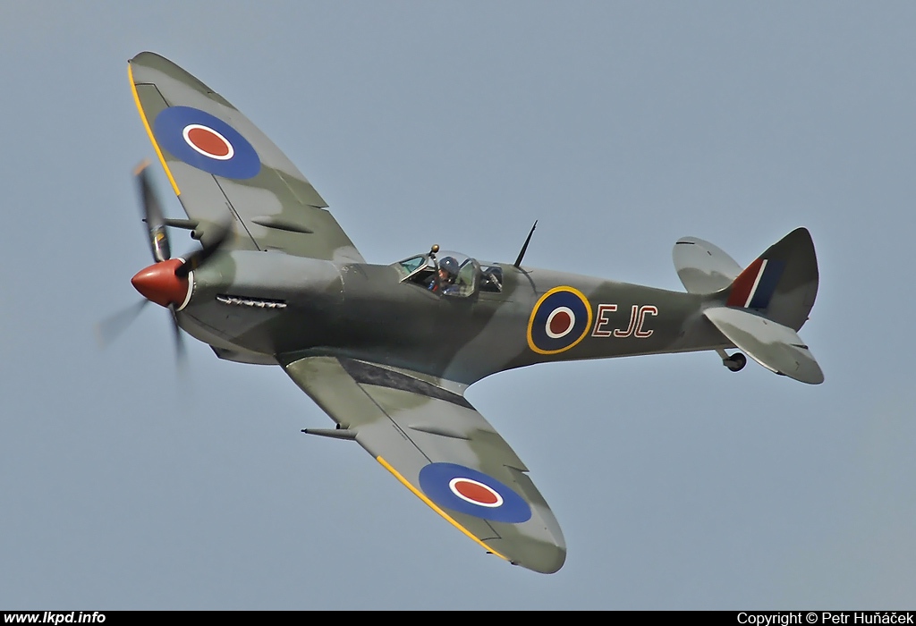 Private/Soukrom – Supermarine 361 Spitfire LF16E G-MXVI