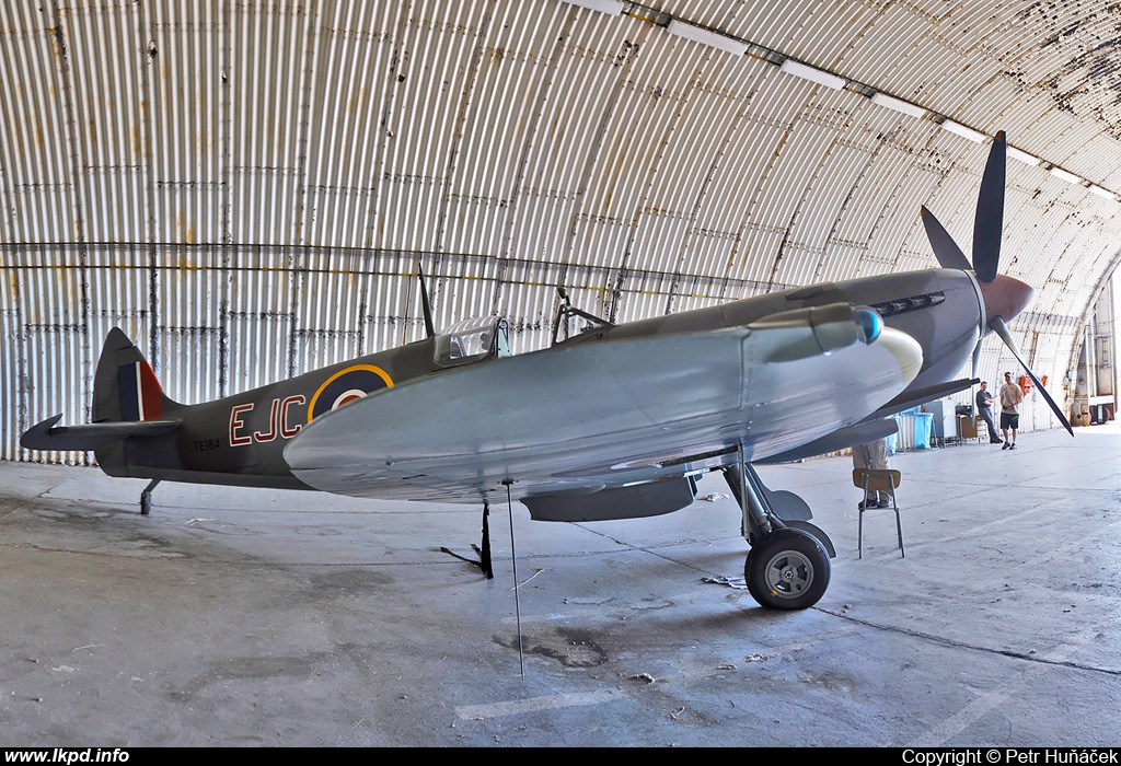 Private/Soukrom – Supermarine 361 Spitfire LF16E G-MXVI