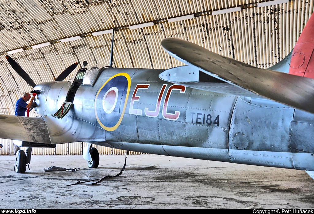 Private/Soukrom – Supermarine 361 Spitfire LF16E G-MXVI