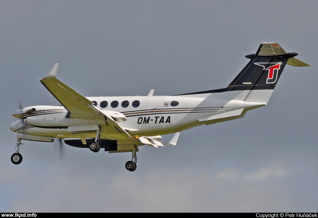 Tatra Jet – Beech 200 OM-TAA