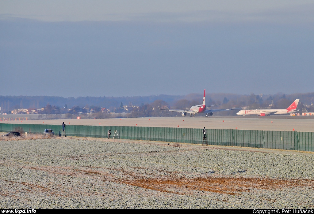 Red Wings – Tupolev TU-204-100 RA-64020