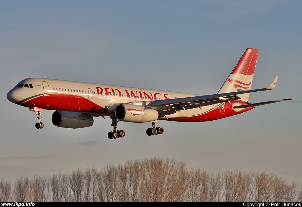 Red Wings – Tupolev TU-204-100 RA-64020