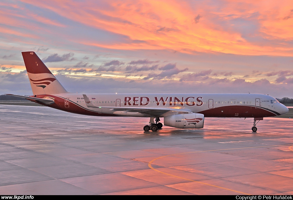 Red Wings – Tupolev TU-204-100V RA-64049