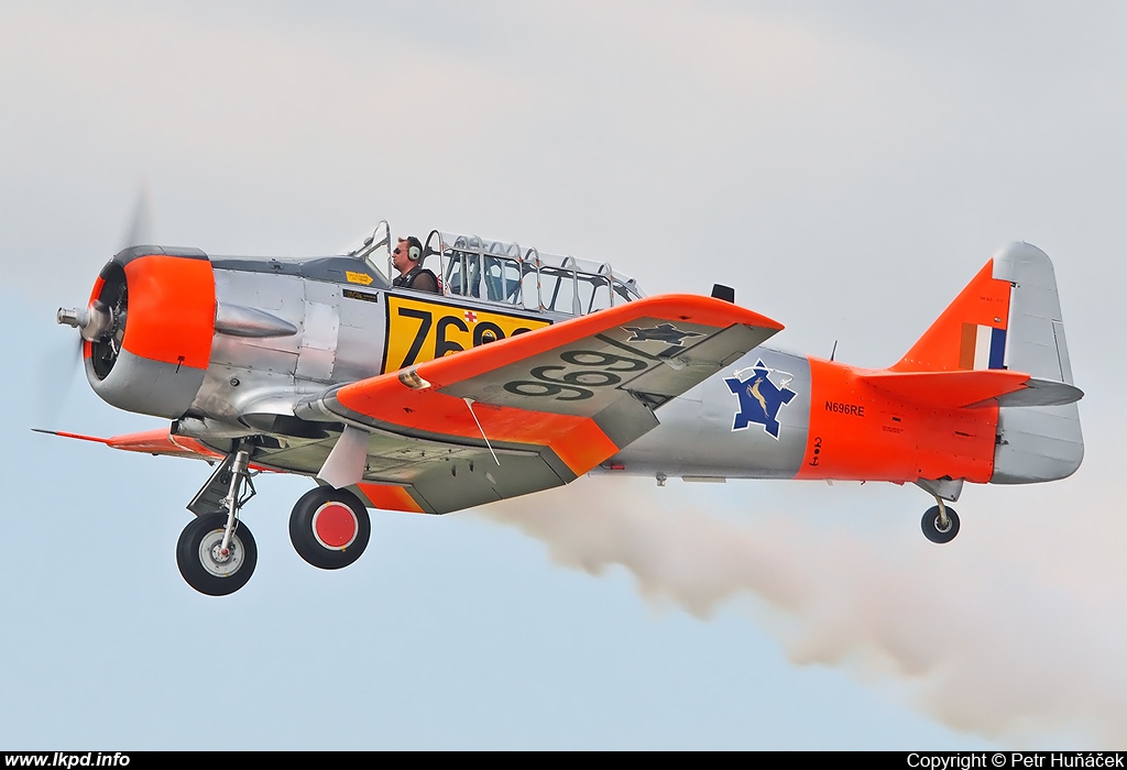 Private/Soukrom – North American AT-6B Texan/Zero N696RE