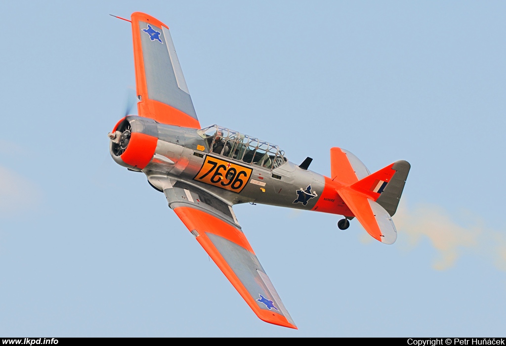 Private/Soukrom – North American AT-6B Texan/Zero N696RE