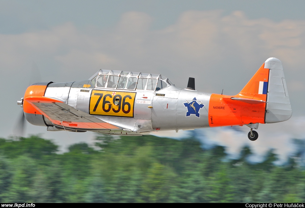 Private/Soukrom – North American AT-6C N696RE