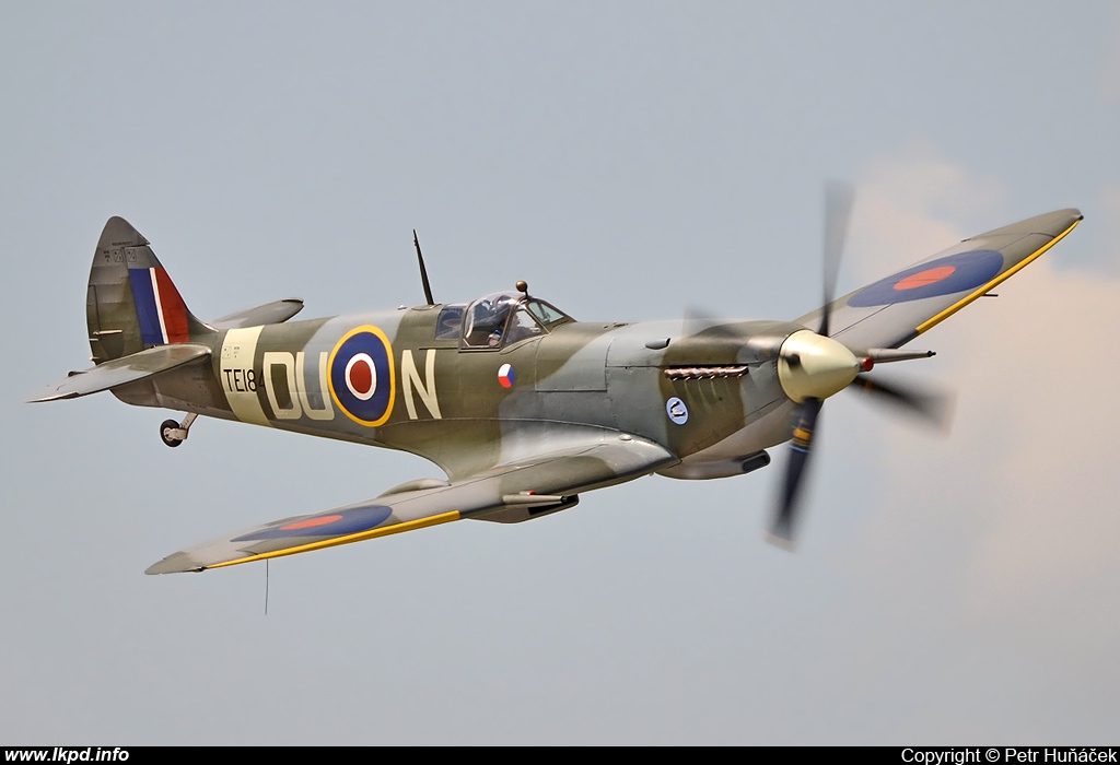 Private/Soukrom – Supermarine 361 Spitfire LF16E G-MXVI