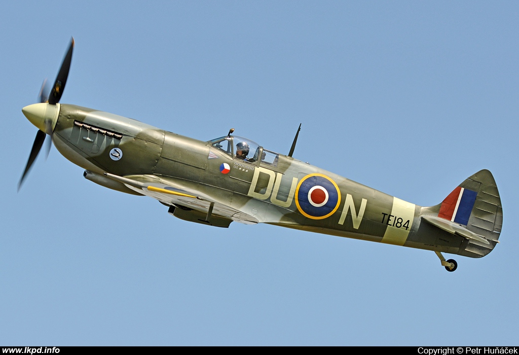 Private/Soukrom – Supermarine 361 Spitfire LF16E G-MXVI