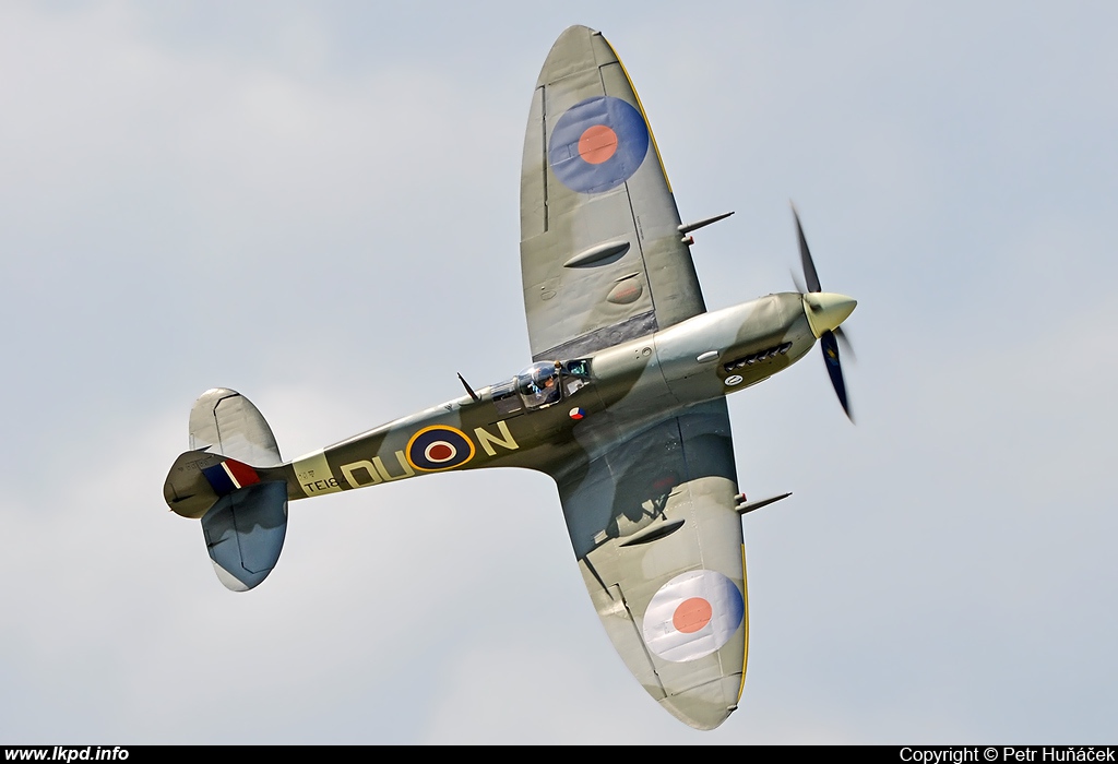 Private/Soukrom – Supermarine 361 Spitfire LF16E G-MXVI