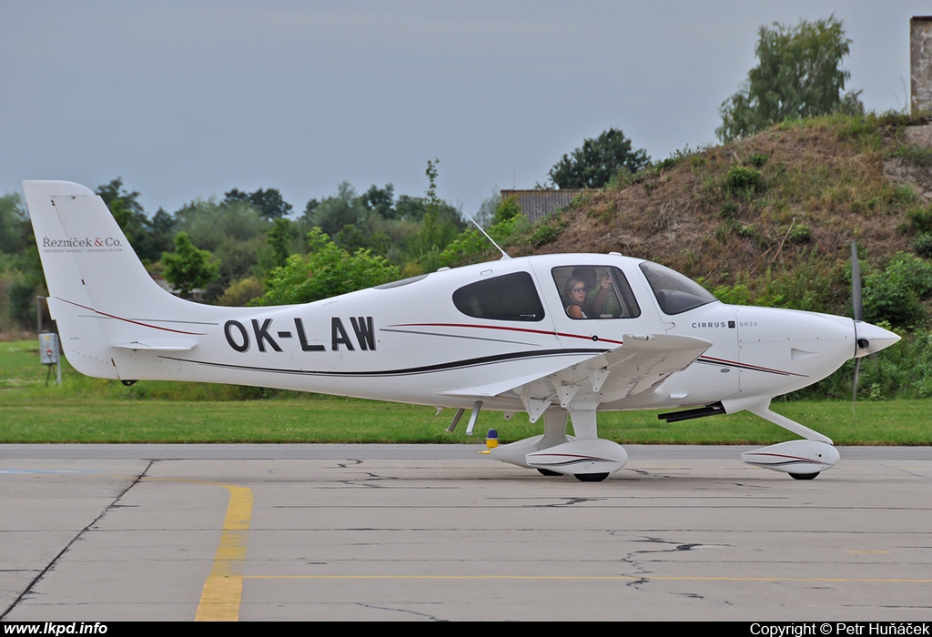 Private/Soukrom – Cirrus SR20 G2 OK-LAW