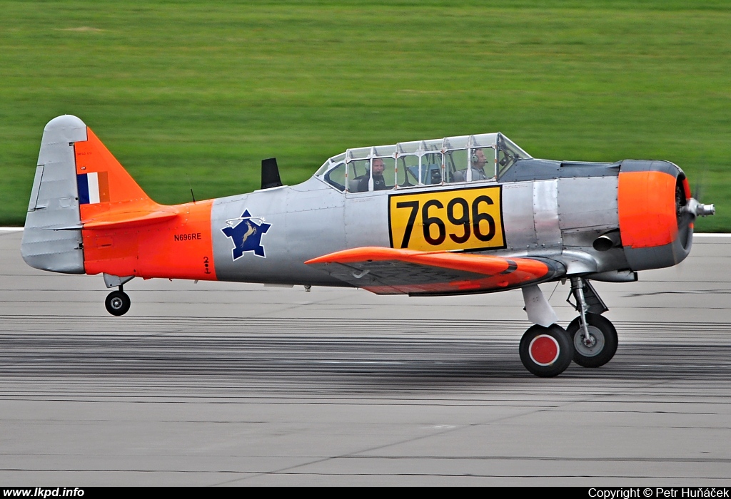 Private/Soukrom – North American AT-6C N696RE