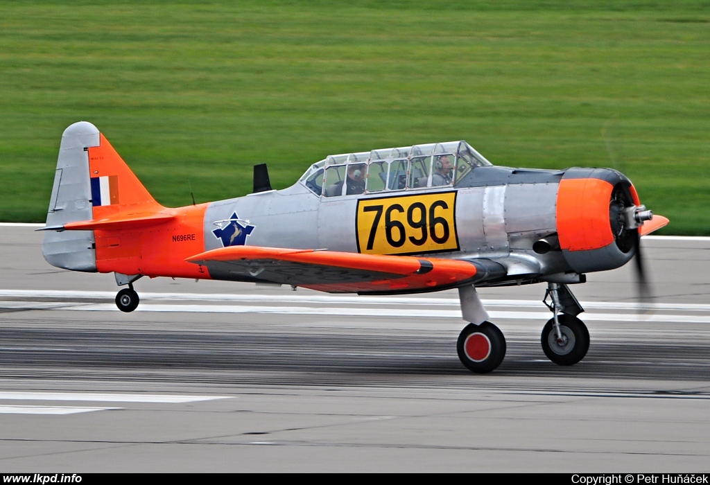 Private/Soukrom – North American AT-6C N696RE