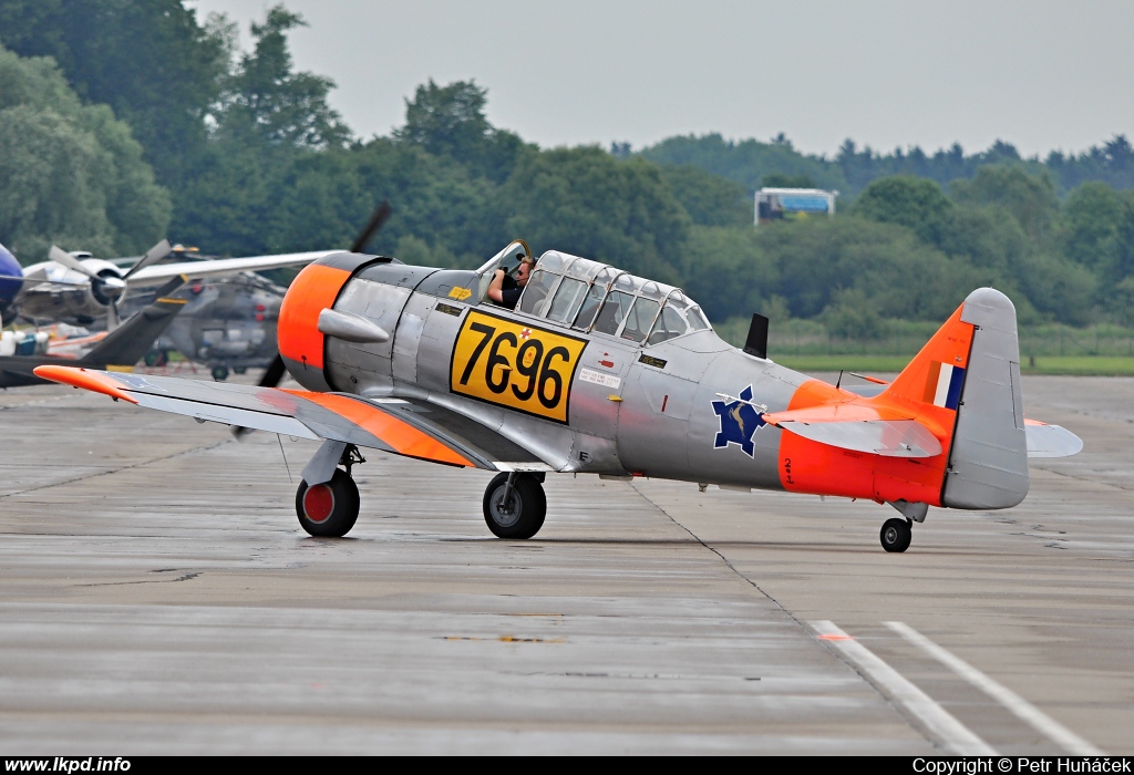 Private/Soukrom – North American AT-6C N696RE