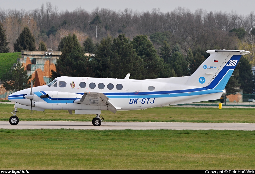 Junker – Beech Super King Air 300LW OK-GTJ