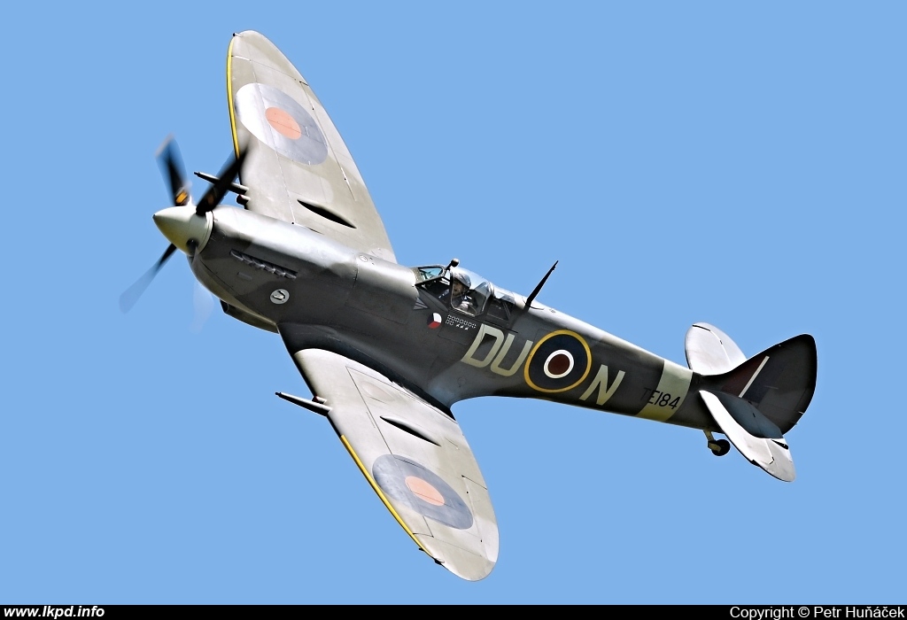 Private/Soukrom – Supermarine 361 Spitfire LF16E G-MXVI