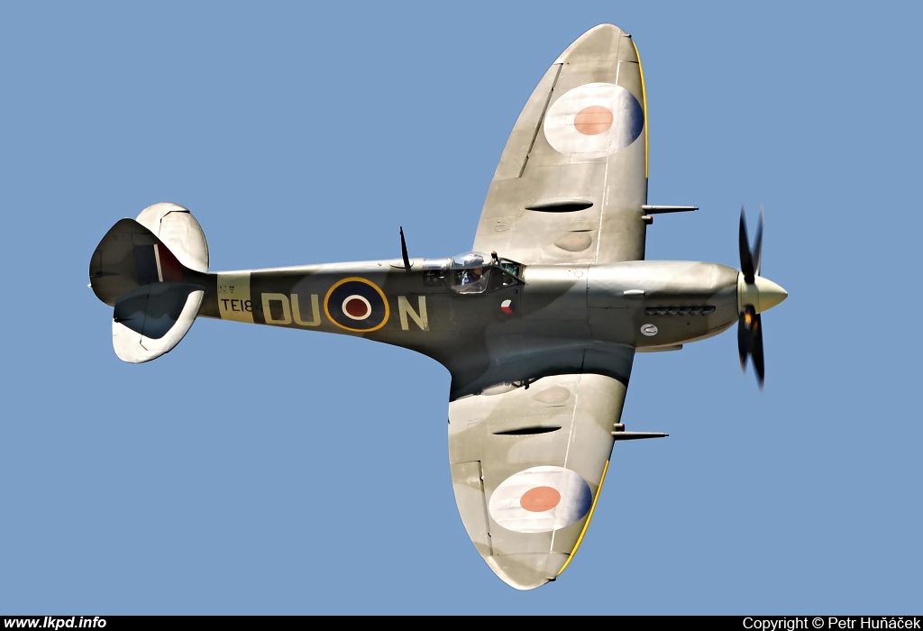 Private/Soukrom – Supermarine 361 Spitfire LF16E G-MXVI