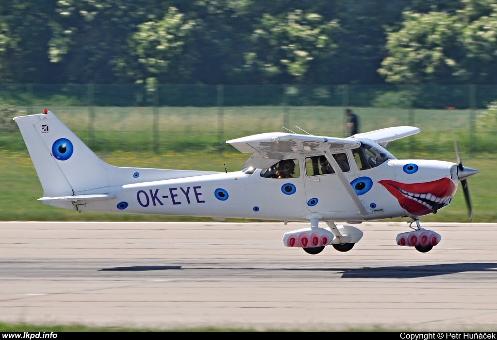 Private/Soukrom – Cessna 172S Skyhawk SP OK-EYE