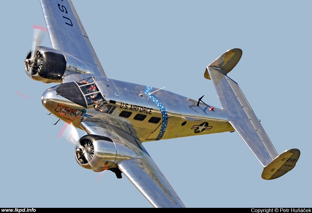 Private/Soukrom – Beech C-45H Expeditor G-BSZC