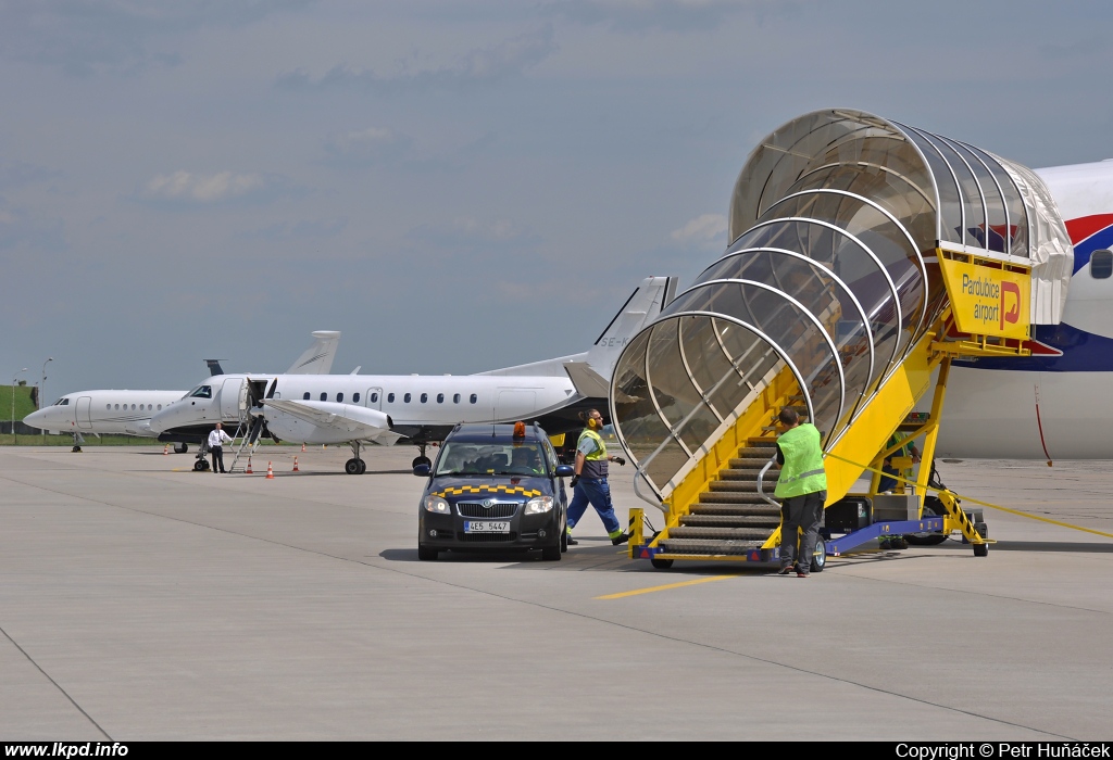 Travel Service – Boeing B737-86Q OK-TVE