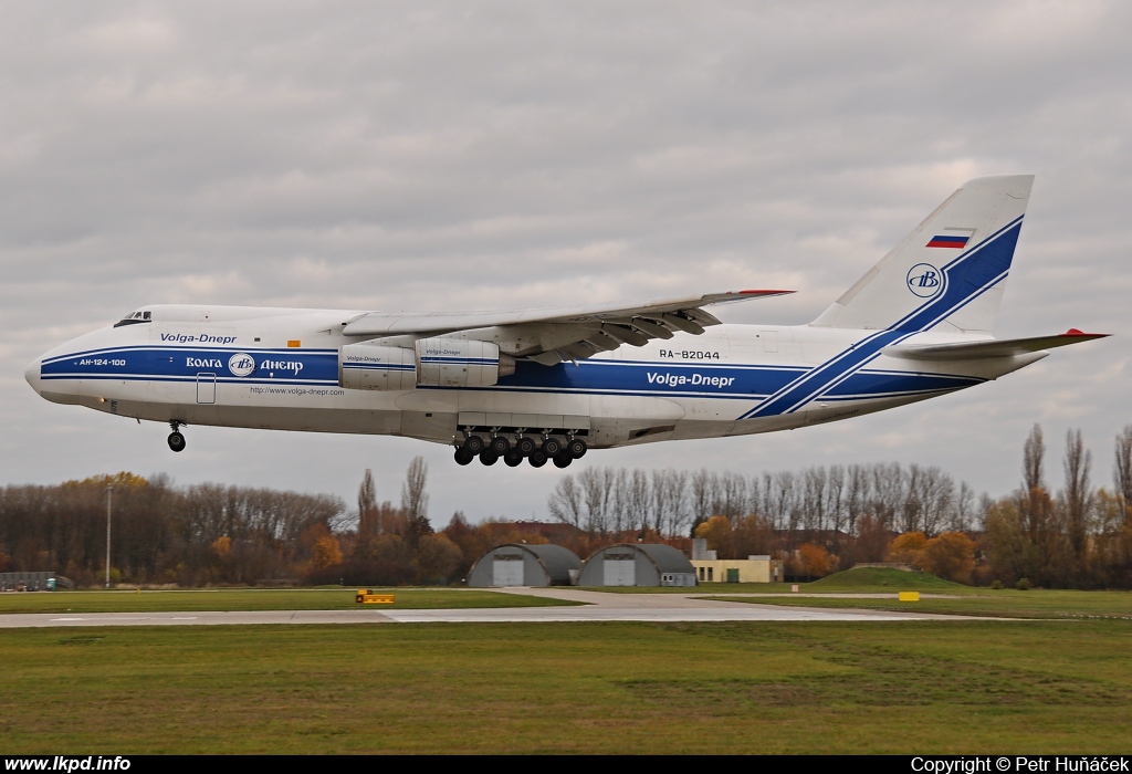 Volga-Dnepr Airlines – Antonov AN-124-100 RA-82044