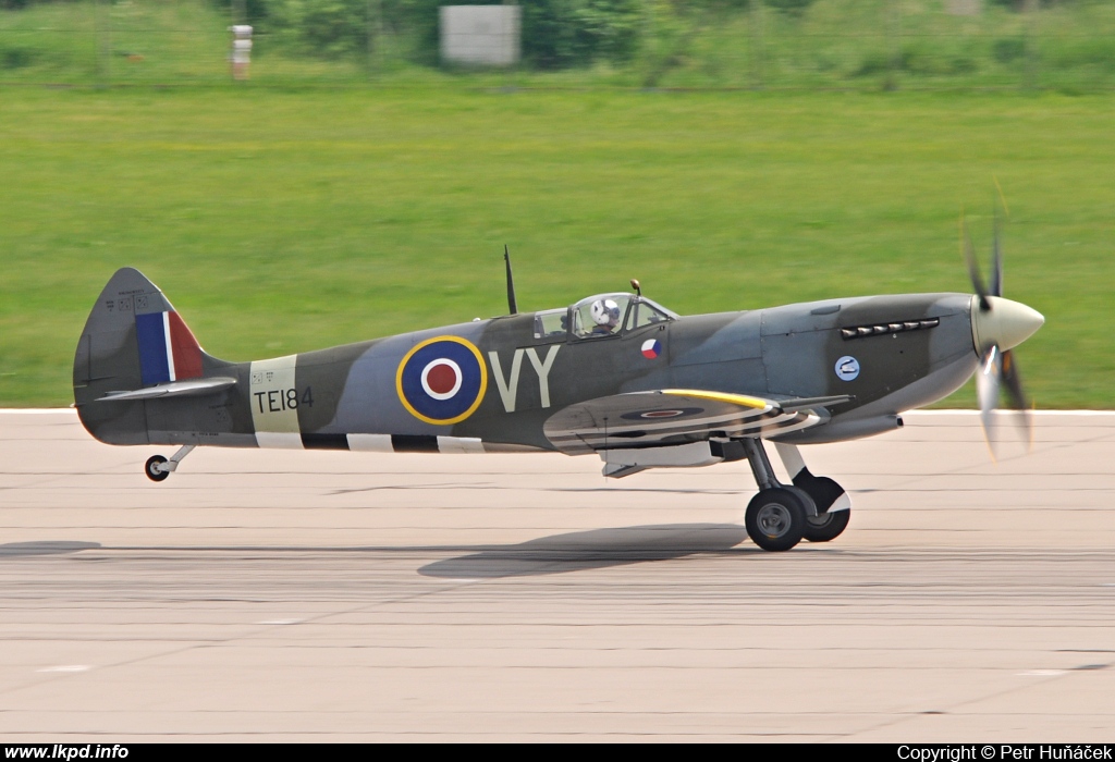 Private/Soukrom – Supermarine 361 Spitfire LF16E G-MXVI