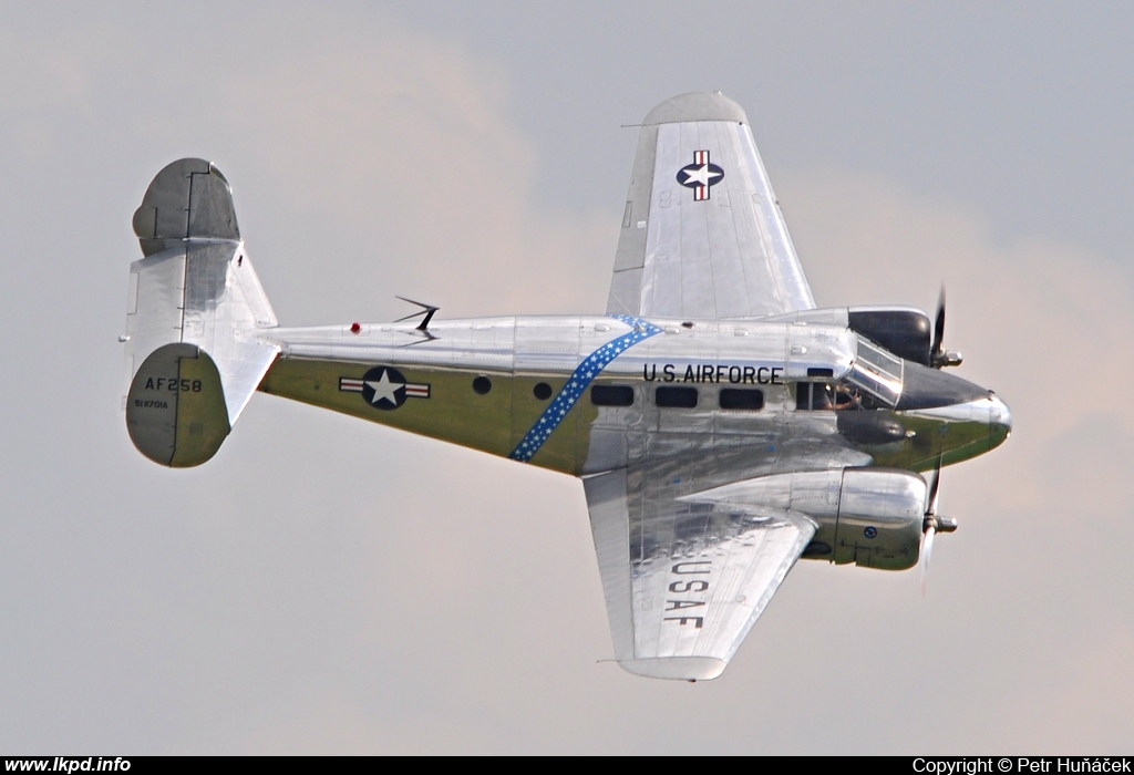 Private/Soukrom – Beech C-45H Expeditor G-BSZC