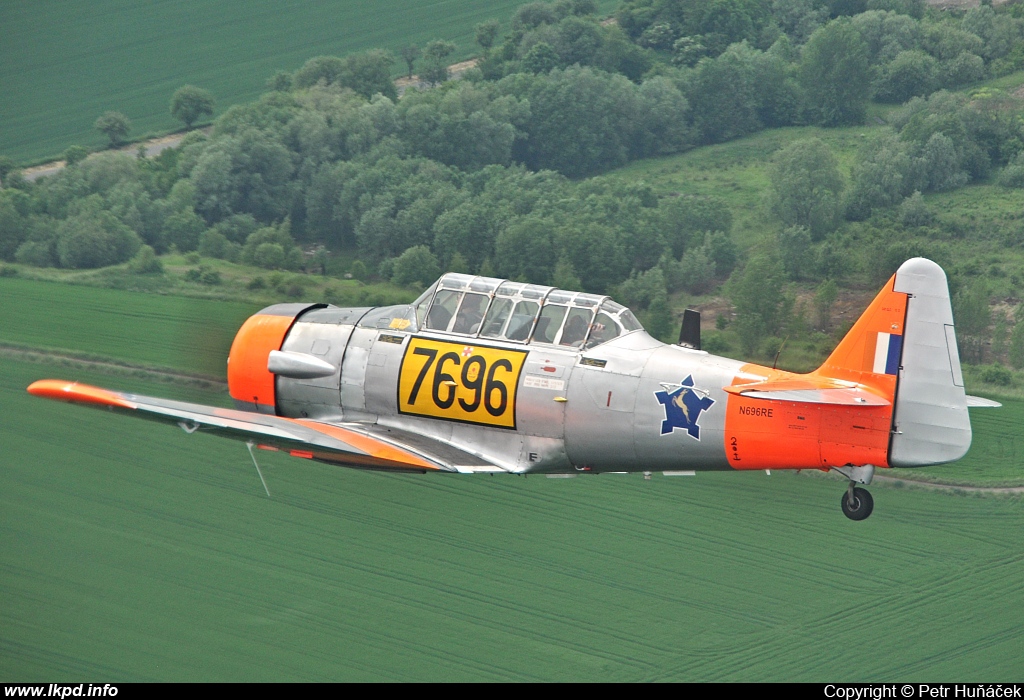 Private/Soukrom – North American AT-6C N696RE