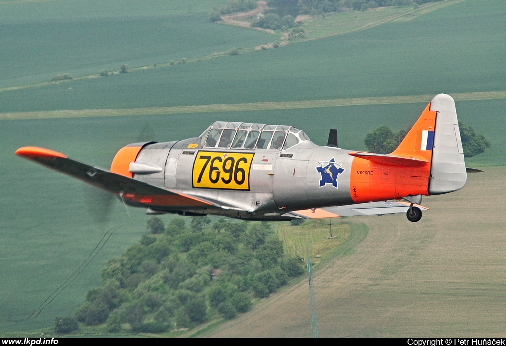 Private/Soukrom – North American AT-6C N696RE