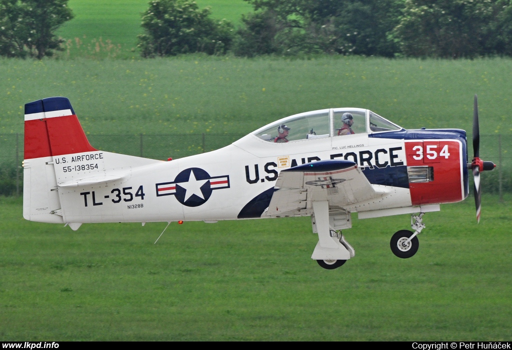 Private/Soukrom – North American T-28B N1328B
