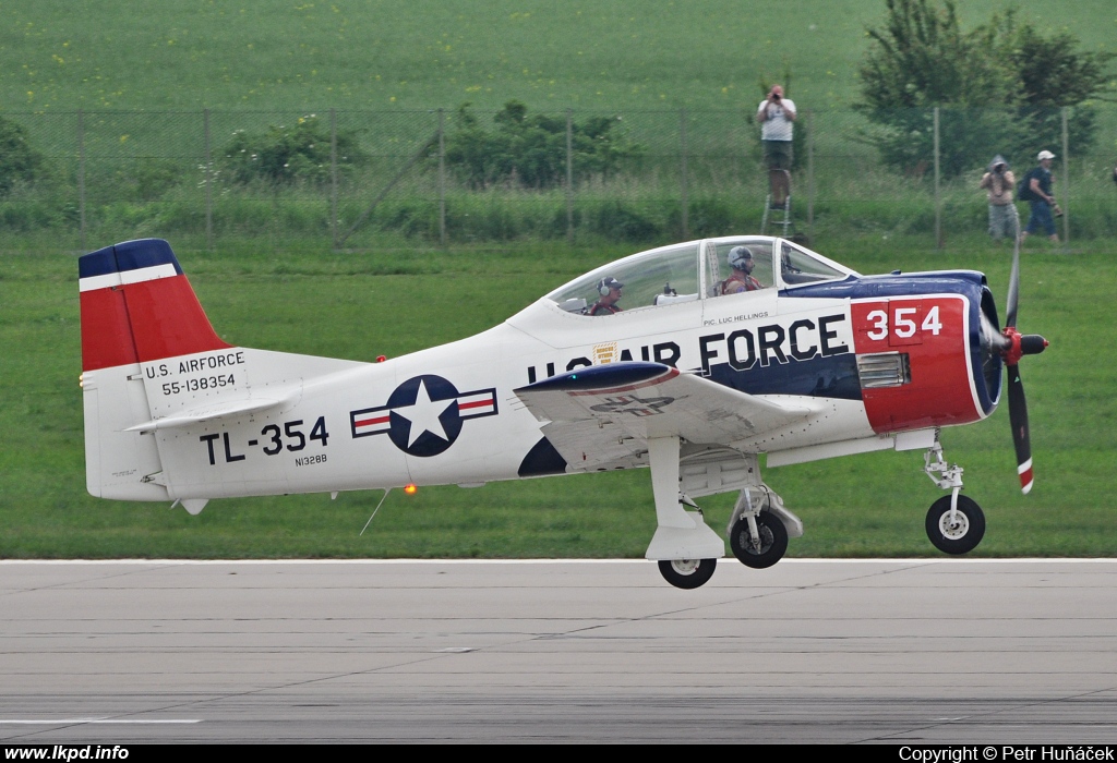 Private/Soukrom – North American T-28B N1328B