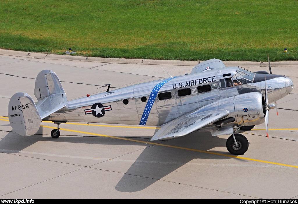 Private/Soukrom – Beech C-45H Expeditor G-BSZC