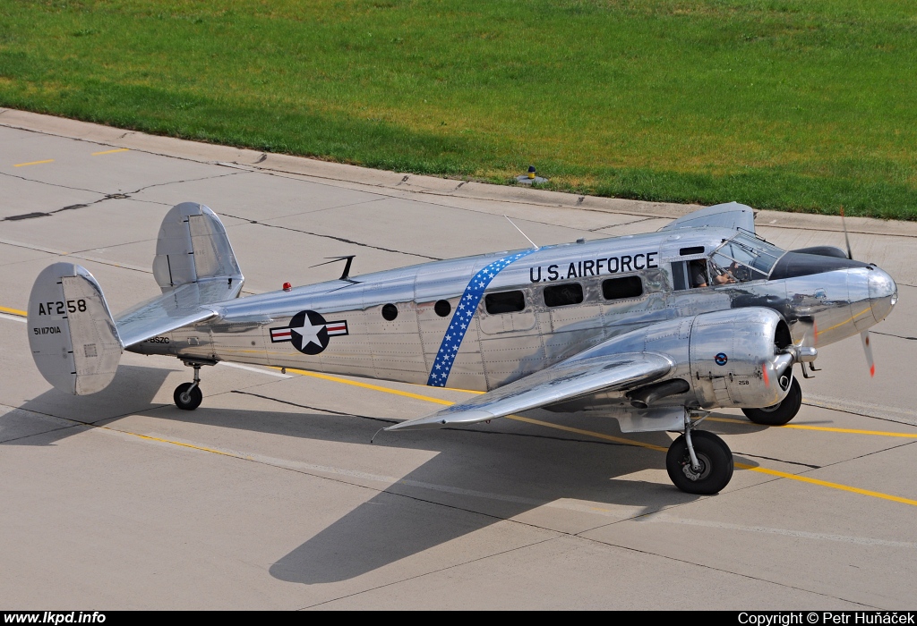 Private/Soukrom – Beech C-45H Expeditor G-BSZC